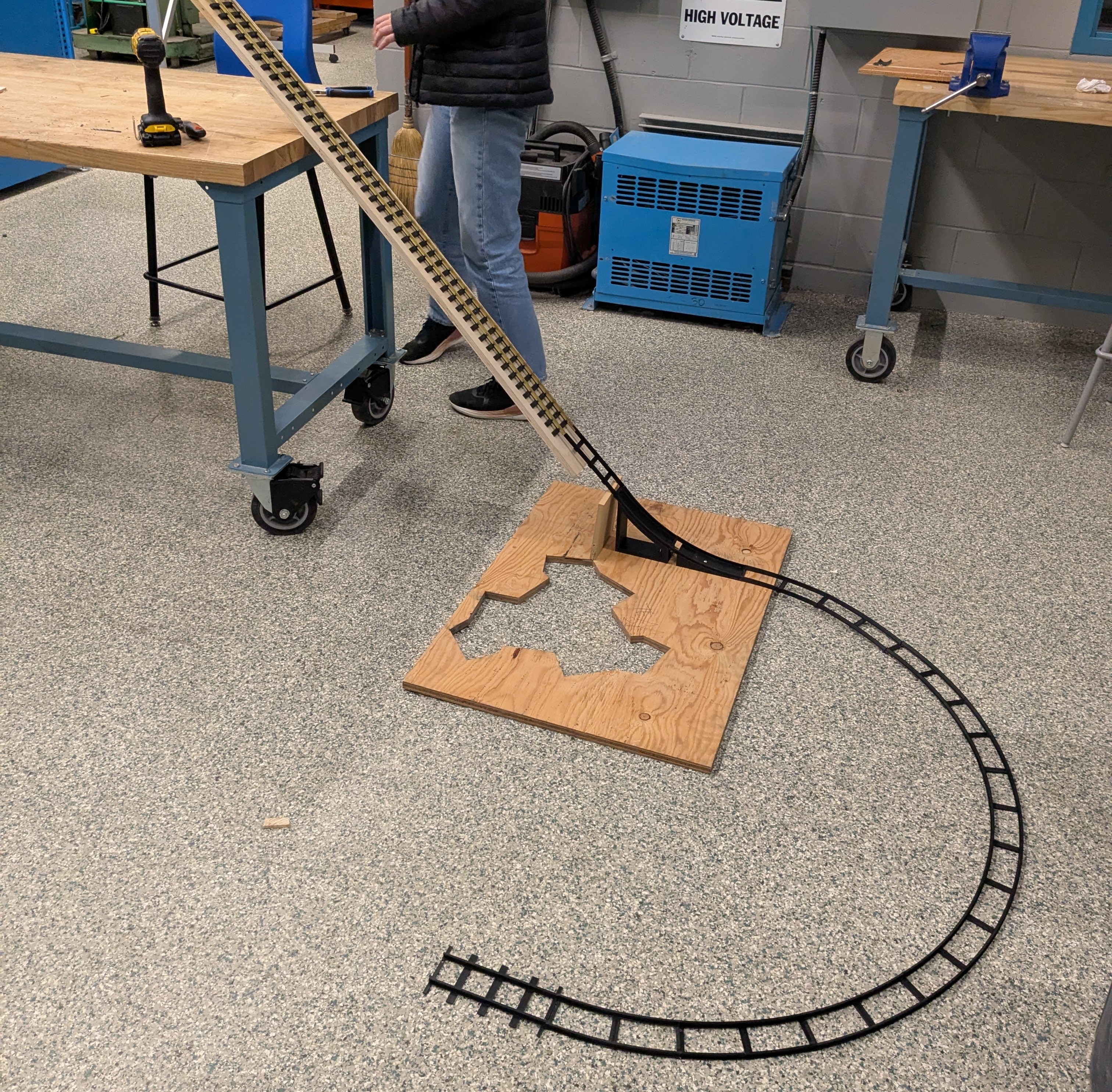 Test railway fixture modeled from the competition's sample rail section